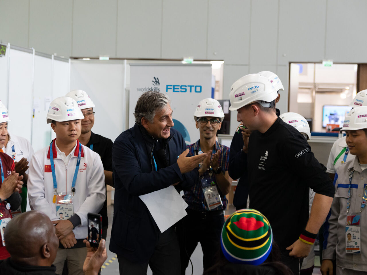 卢卡斯·科尔接受由WorldSkills和Festo颁发的水技术可持续发展奖。