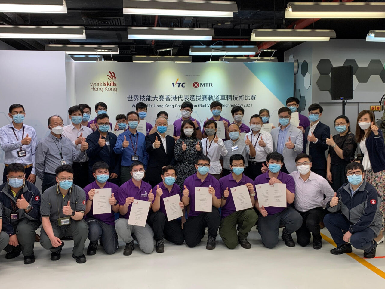 竞争对手和专家在2021年5月在香港举行的铁路车辆技术竞赛结束时获得证书。