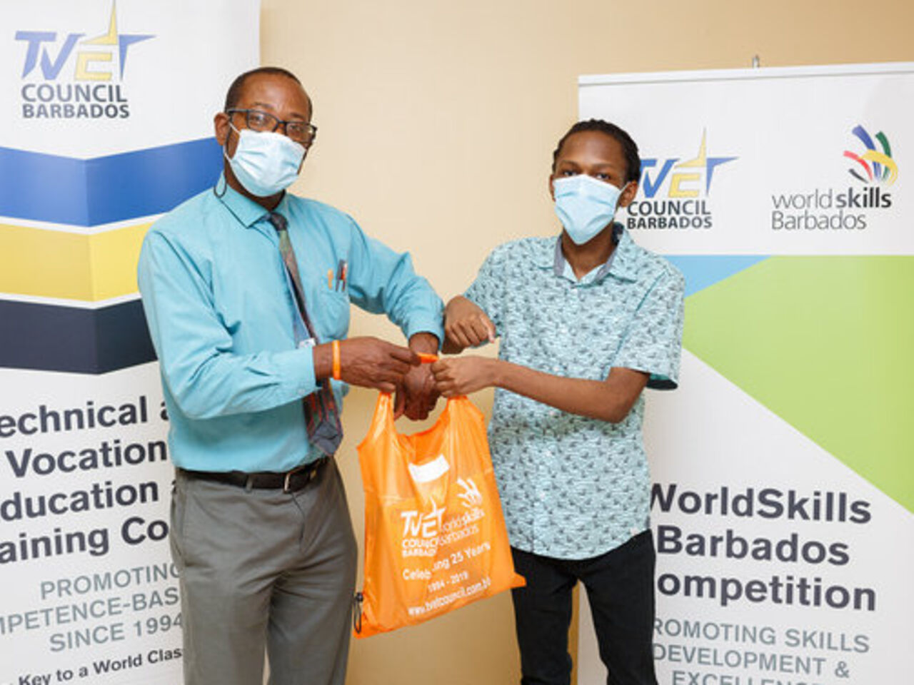 一名学生获得成功完成Worldsskills Barbados Junior Future Skills Camp的奖品。