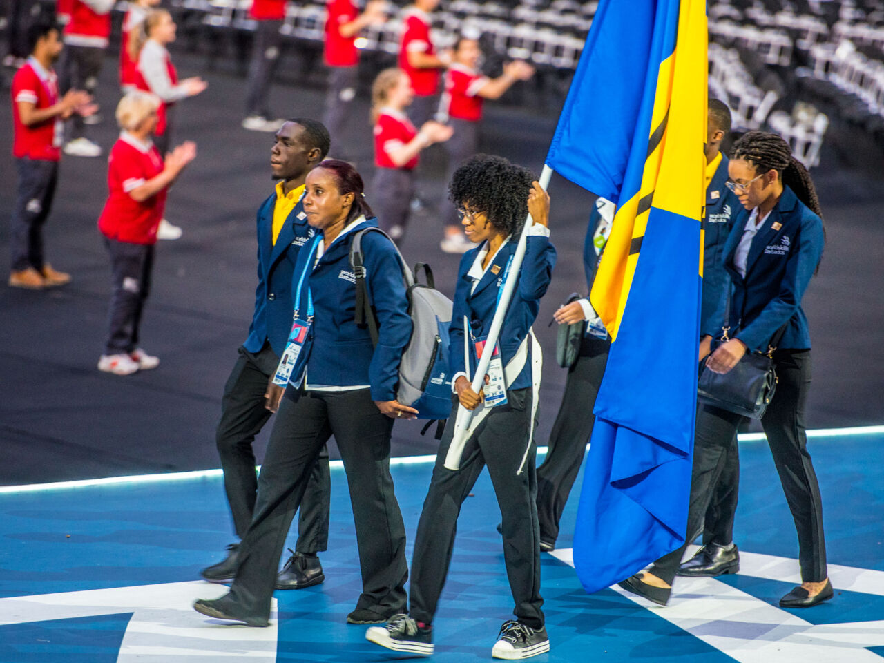 Shae White与她的竞争对手在Barbados团队中参加了2019年Worldskills Kazan的开幕式。