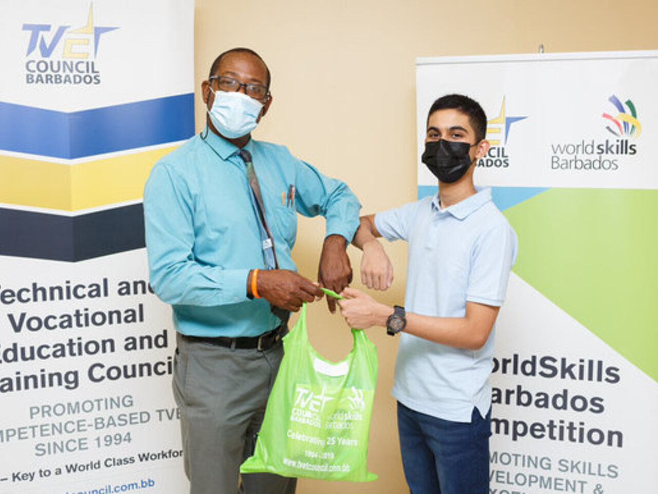 一名学生获得成功完成Worldsskills Barbados Junior Future Skills Camp的奖品。