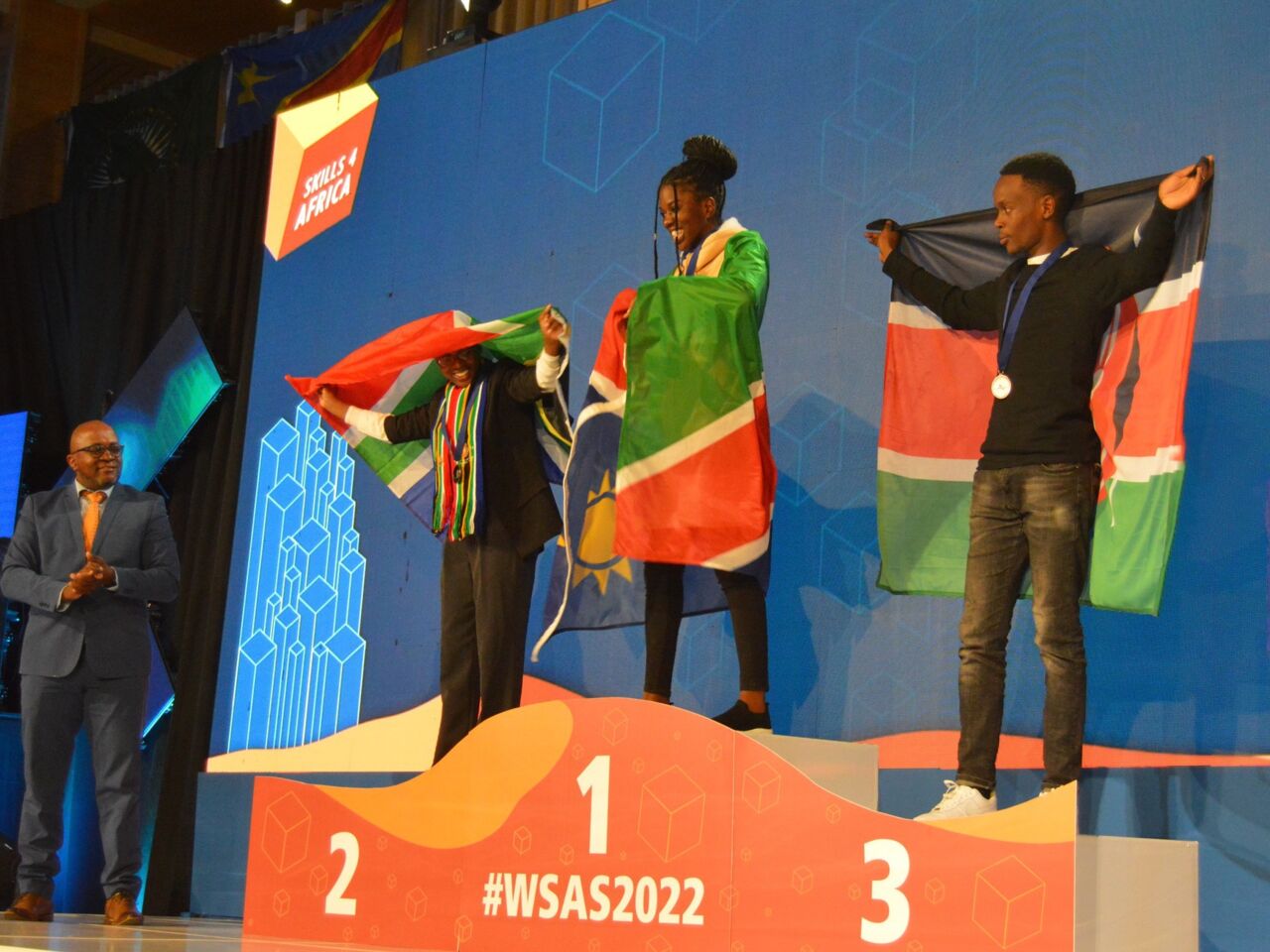 Worldskills Africa Swakopmund 2022的竞争对手在讲台上站在领奖台上收集奖牌。